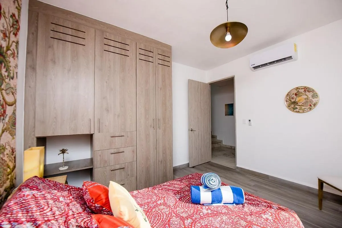 Charming & Comfortable House, 15 Min To Downtown Playa del Carmen Casa vacanze