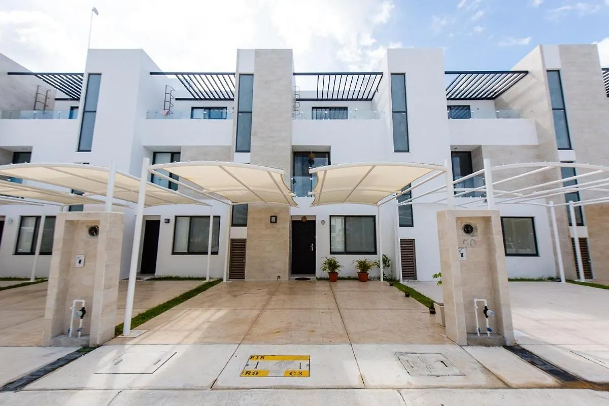 Casa vacanze Charming & Comfortable House, 15 Min To Downtown Playa del Carmen Messico