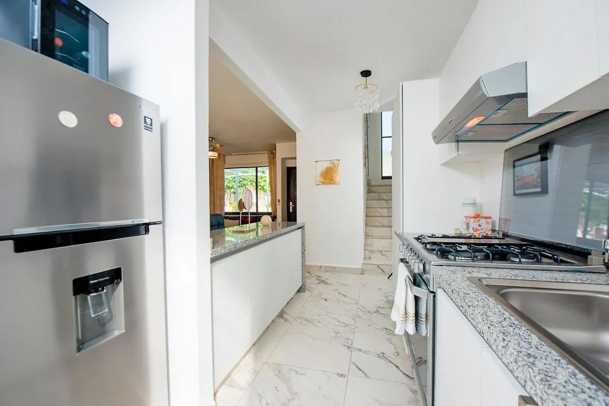 Charming & Comfortable House, 15 Min To Downtown Playa del Carmen Casa vacanze